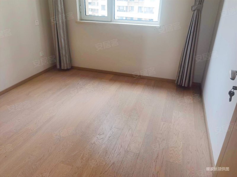 绿地501 一期湖景三居6米阳台交通便捷