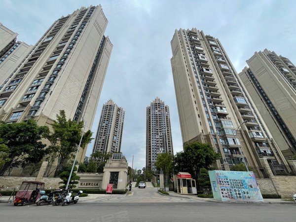 重庆江津珞璜新区恒大国际文化城业主降价出租了,实木家具,空调齐全