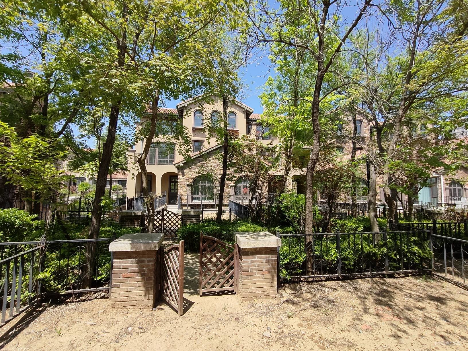 青建橄榄树(别墅)4室2厅4卫318.23㎡南北189万