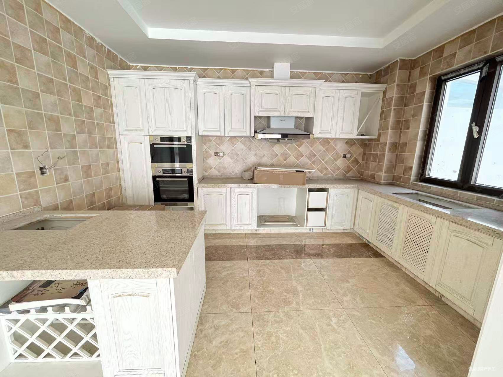 港岛花园联排别墅边户,装修了100多万,空关未住人,随时看房