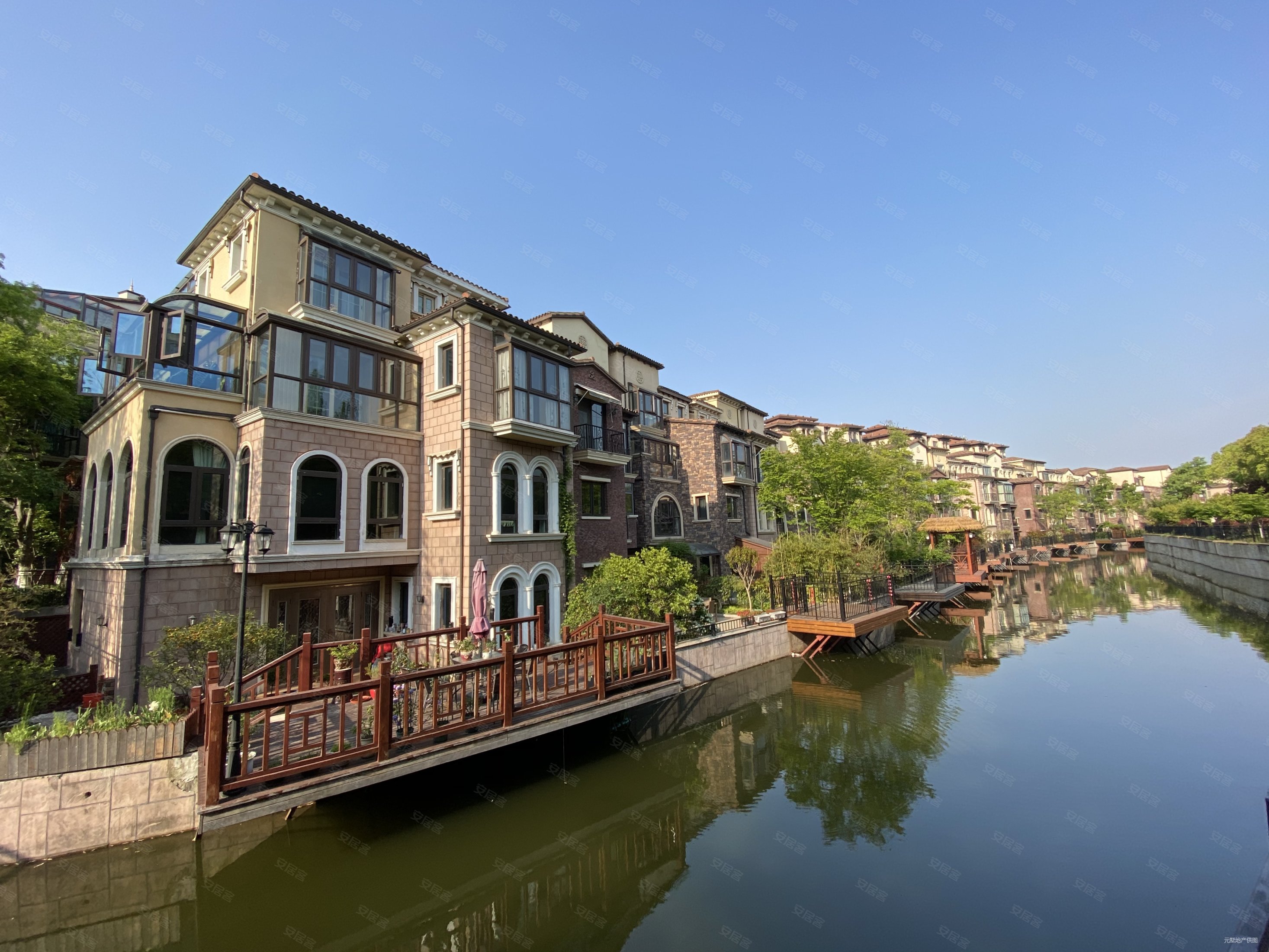 新年热推彩虹跑道龙湖滟澜山排超大南花园前面无遮挡