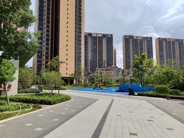 惠州惠城龙丰海伦悦山居轻轨物业电梯小三房出租,可居家办公,床和家具