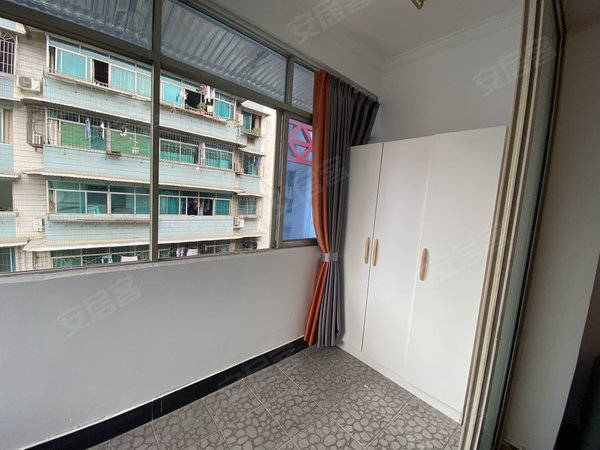 重庆渝北渝北黄泥磅银海大厦银海大厦 黄泥磅轻轨站旁进装修无中介押