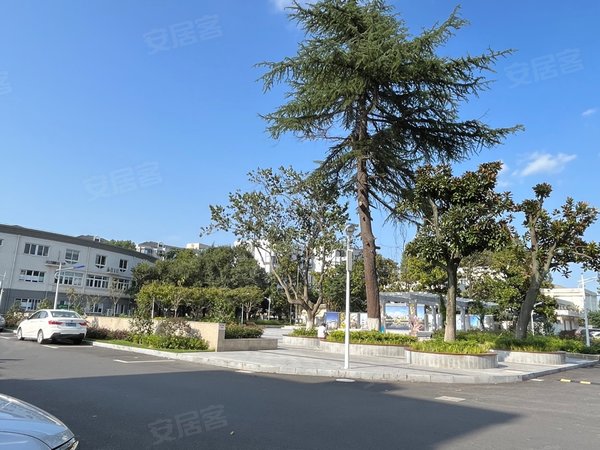 上海嘉定嘉定城区桃园小区嘉定北地铁步行即可,小区停车方便,菜场超市
