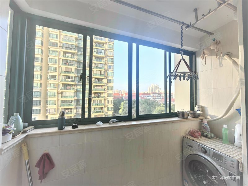 新出三房,有车位,价格好谈,新装修,拎包入住,位置好,诚意卖,虹桥馨苑