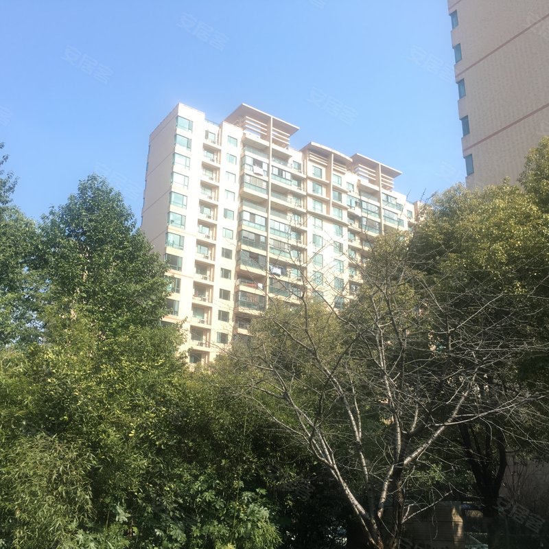 2 小区以改善型户型为主,面积大,总价高,在众多小区中金湖湾花园房龄