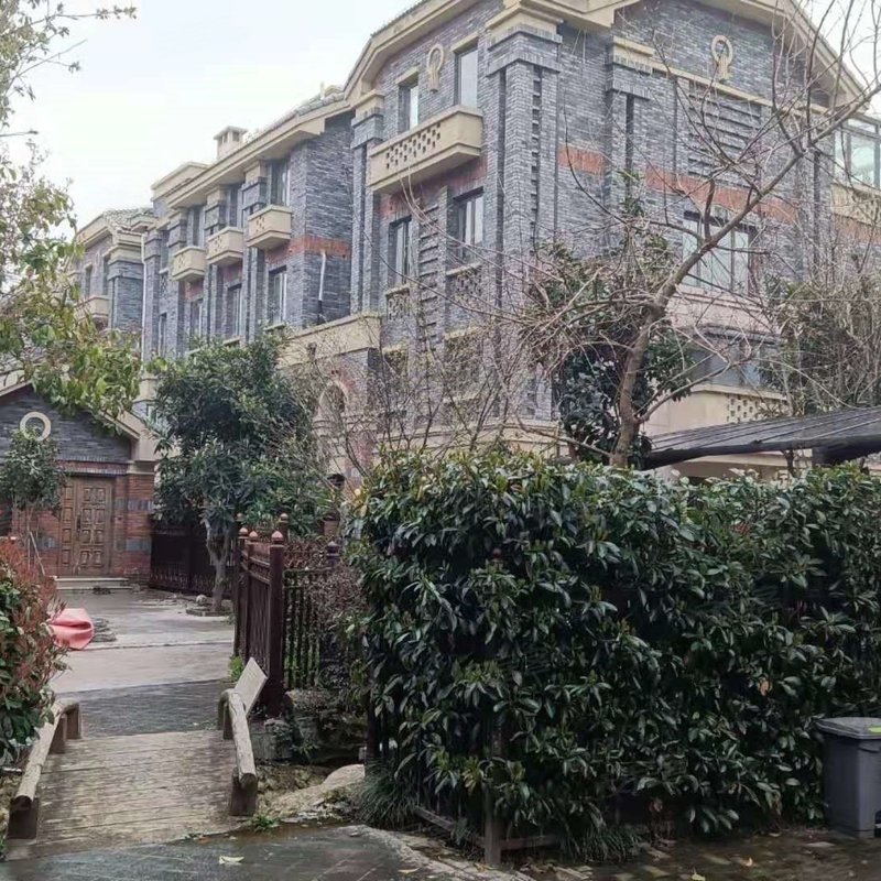 绿化率不高 小区北门有一所公办的雨花外国语小学,对面是雨花台中学