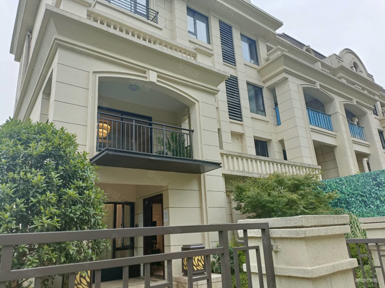 八里湖 保利八里翡翠叠墅 70年产权 一手操作现房138万!