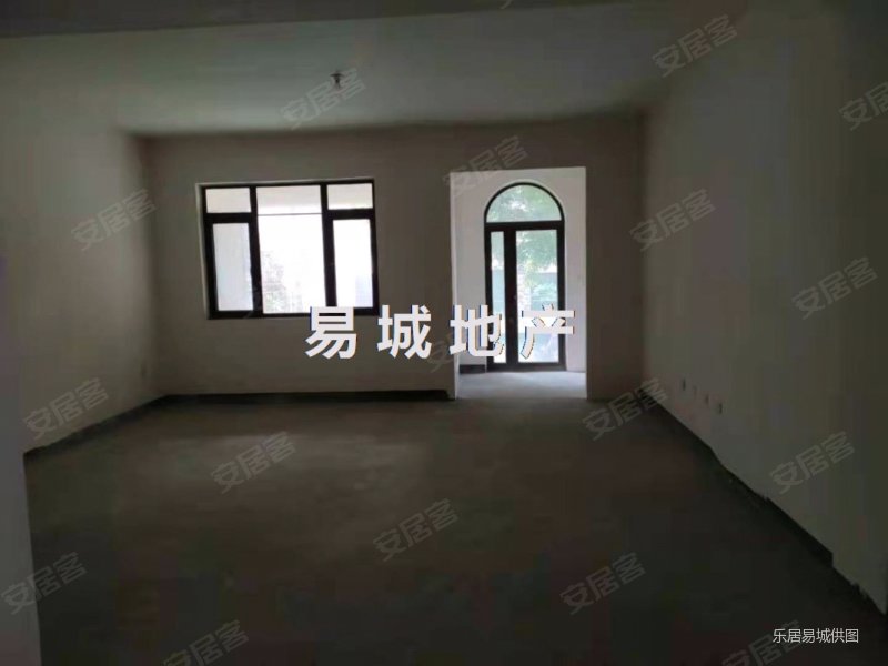 湖景别墅金马湖壹号,5室上下共4层,前后花园还自带车库