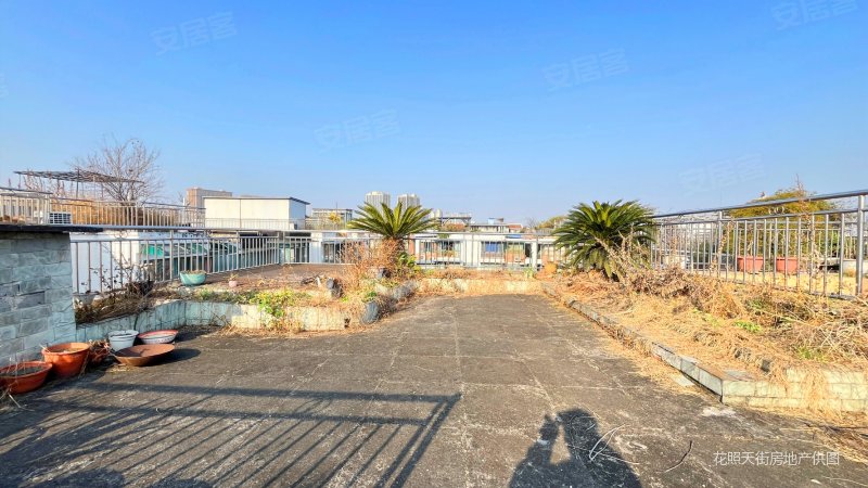 框架小区,顶楼跃层双花园,实得面积大,祥和花园二手房,180万,3室2厅,2