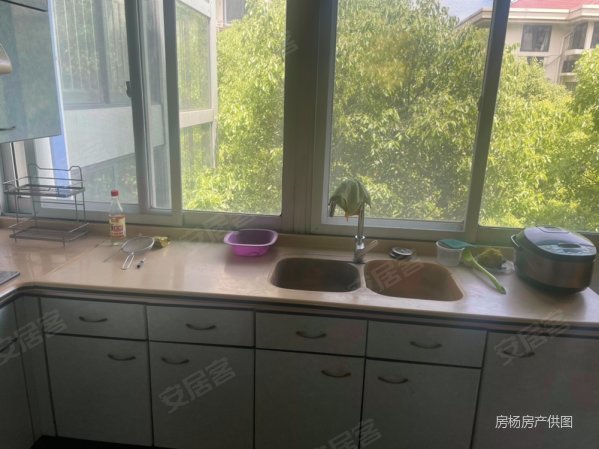 玄武湖解放门旁台城花园小区带电梯 三房两卫 环境好 好停车