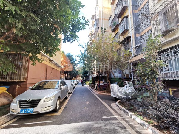 昆明西山滇池路片区正和小区和秀巷南亚风情园对面  省委旁 二室底价