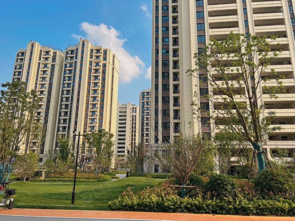 昆山周市镇客运北站翡丽兰亭花园翡丽兰泾精装修三房,全屋定制家具,实