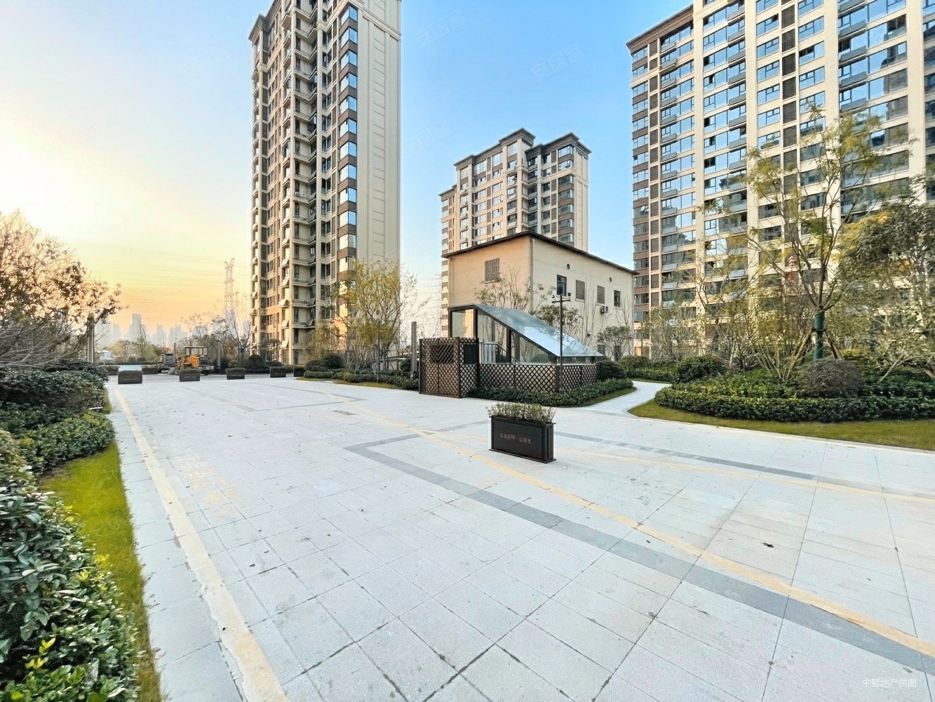 荣盛书香府邸公园里