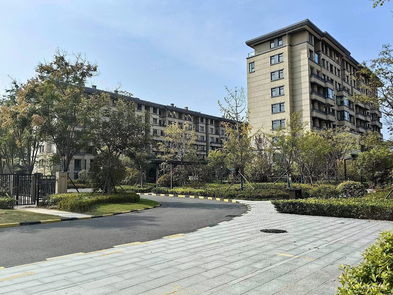 绿地香湖湾1号院4室2厅2卫140.78㎡南北130万