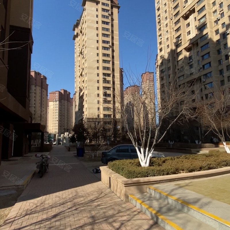 小区不足 奥园国际处学府 天悦外楼盘间距为达到40-50米 地上通道窄