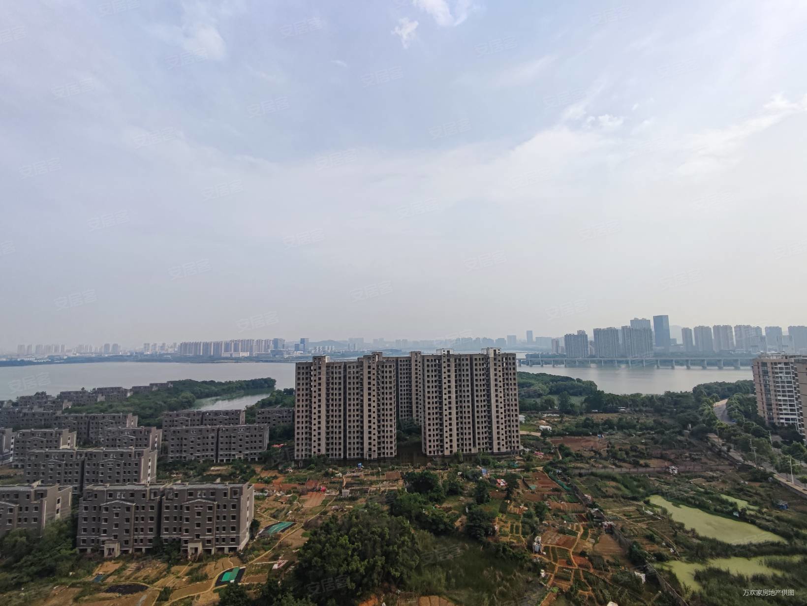 这价格买江夏文化大道永旺旁 中建汤逊湖壹号 精装湖景2房