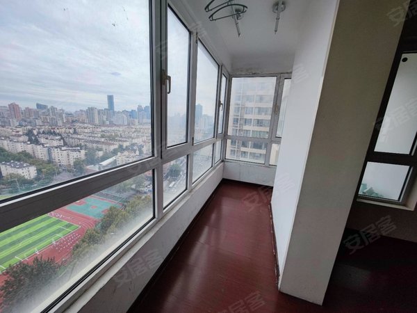 青岛市南江西路金华公寓中间楼层,看房方便,两个南向房间,空房出租