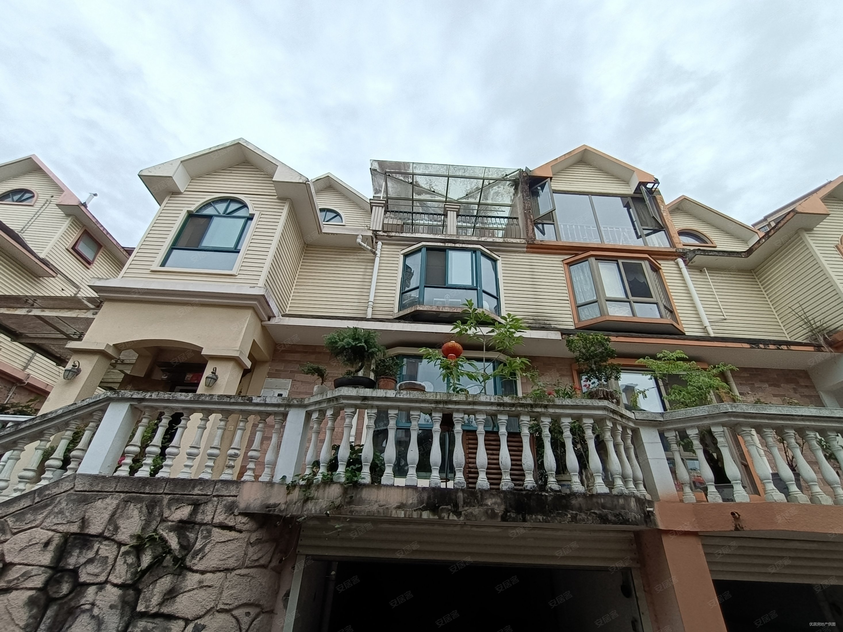 江南维多利亚旁山水芙蓉别墅共4层一楼前后独立花园楼上大露台