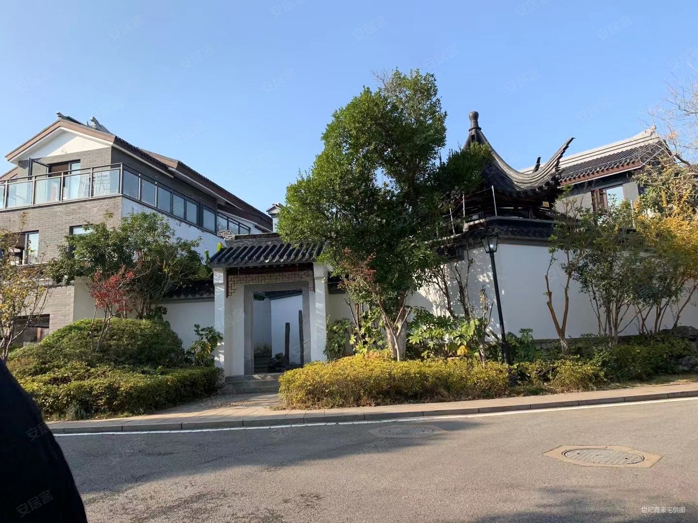 中国院子半山联排别墅 前后花园 可装电梯仅售320万老证