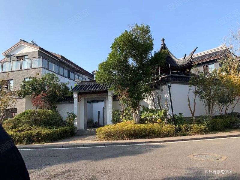 中国院子半山联排别墅 前后花园 可装电梯仅售320万老证