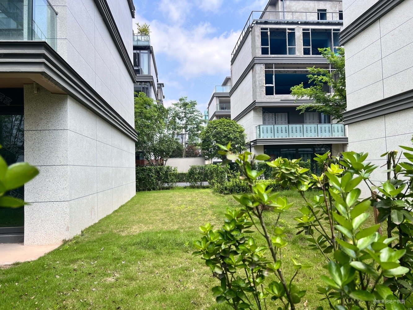 融创曲水风和云起(叠拼)4室2厅3卫163㎡南240万