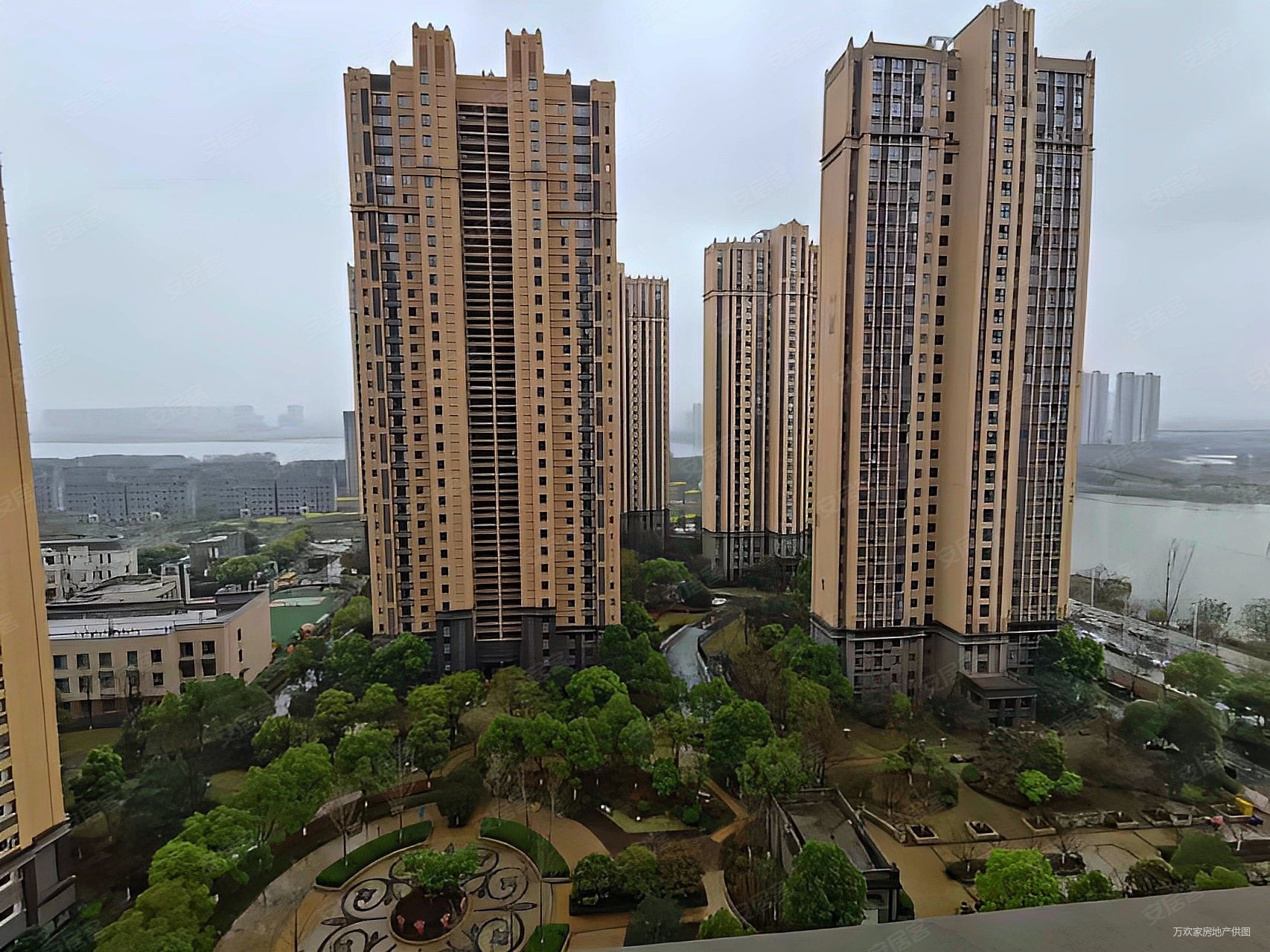 这价格买江夏文化大道永旺旁 中建汤逊湖壹号 精装湖景2房