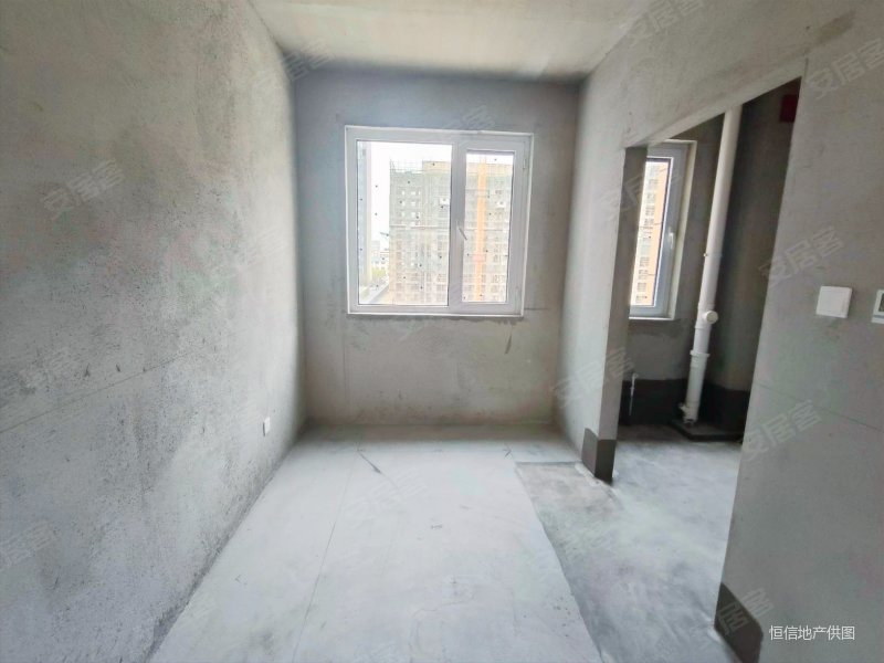 永新华府 5楼总高8楼,毛坯套三双卫,带车位,随时看可议