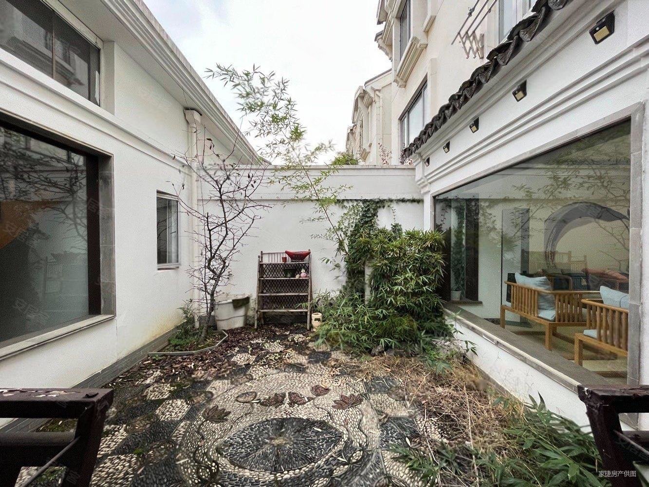 新上寒舍联排别墅朝南大花园安静位置3个车位1个汽车库