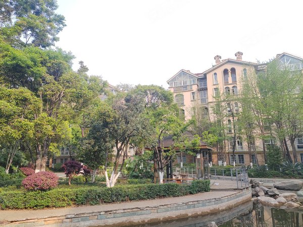 昆明官渡新亚洲体育城万景园万景园退台洋房2楼带家具家电随时看房子