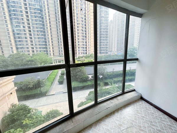 郑州金水曼哈顿曼哈顿广场燕庄地铁口 曼哈顿楼上 带阳台超大 有厨房