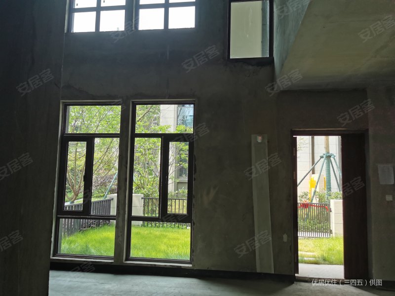 中泰镜联排别墅面三层带屋顶花园下面两层带花园带大露台