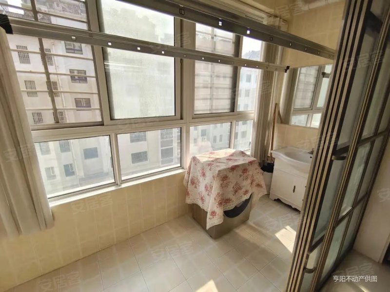 水岸嘉园 精装没住三室 带朝阳车库 价格好谈