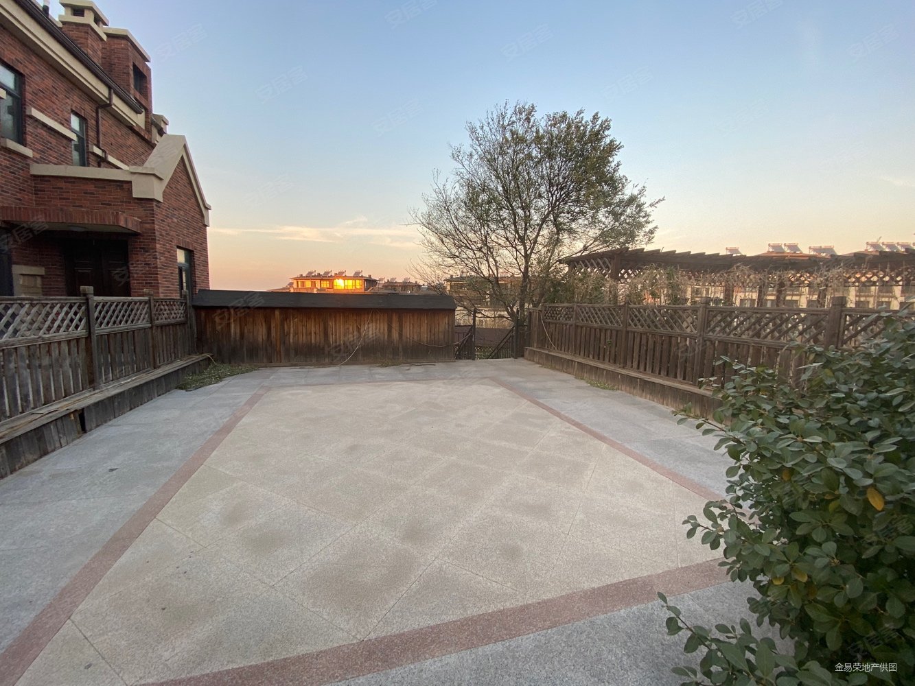 精装独栋别墅 带码头 200平大院 装修白送 降价急售,仁爱团泊湖鸿雁岛