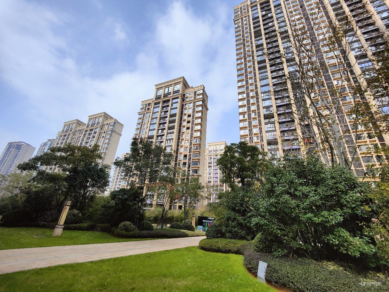 国贸天峯5室2厅2卫155㎡南275万