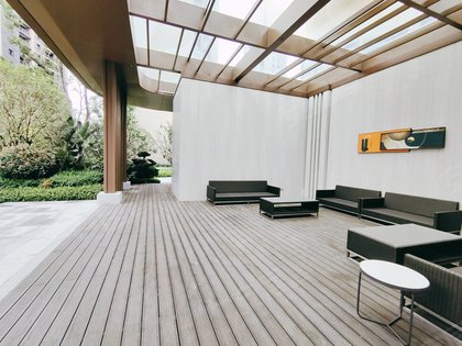 自带游泳池,儿童乐园,一楼架空层还做了书吧,健身材,儿童娱乐设施