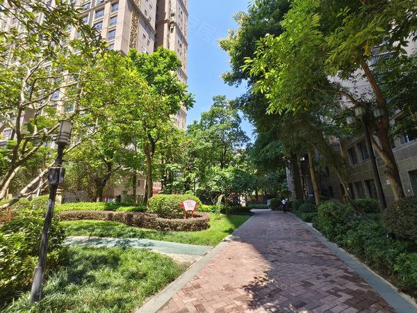 南宁兴宁东沟岭金源橘子郡吾悦广场商圈 地铁口 三房配齐出租 金源城