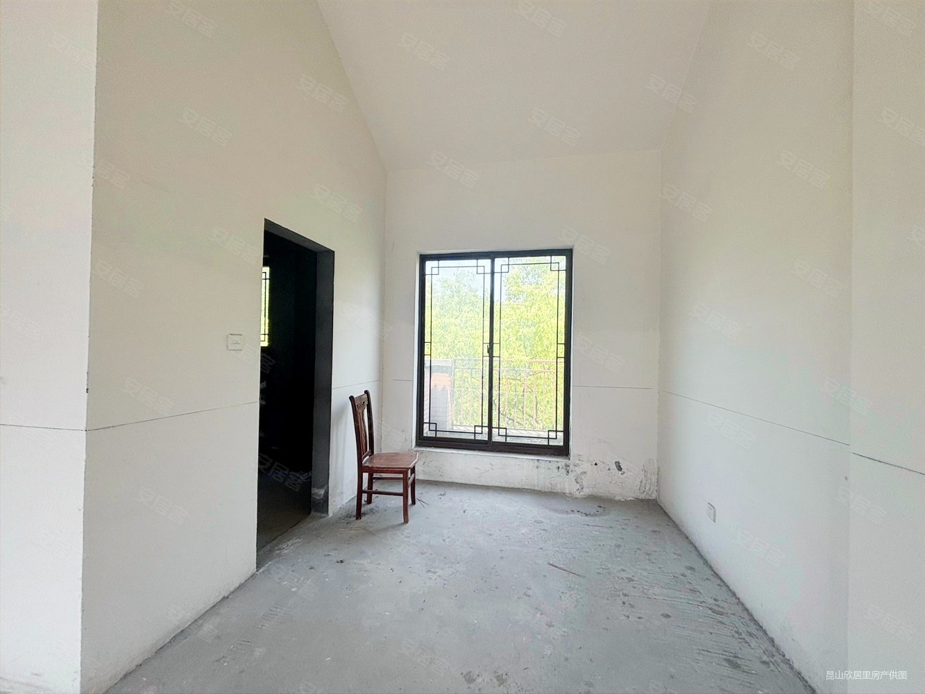 南湖秋月4室2厅4卫258㎡南320万