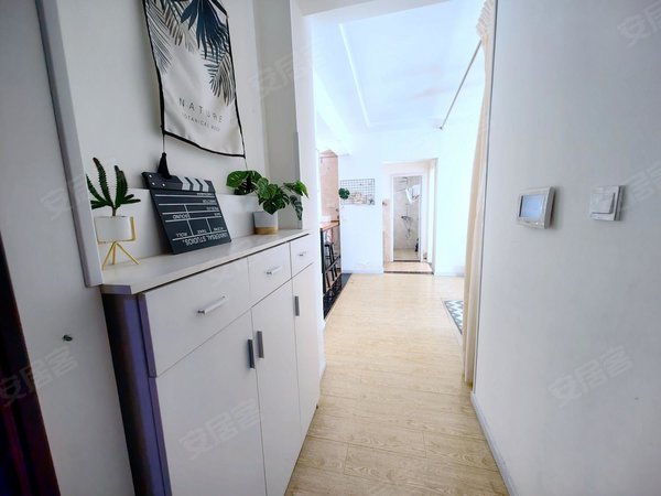 凉山西昌东部新城鑫海国际万达旁唐园对面鑫海国际，精装套二，可押一付三，急租带家具家电出租房源真实图片