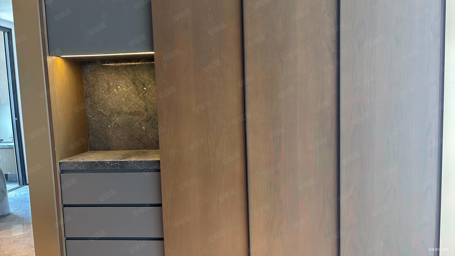 揽月臻翠府(商住楼)5室2厅4卫311.64㎡南590万