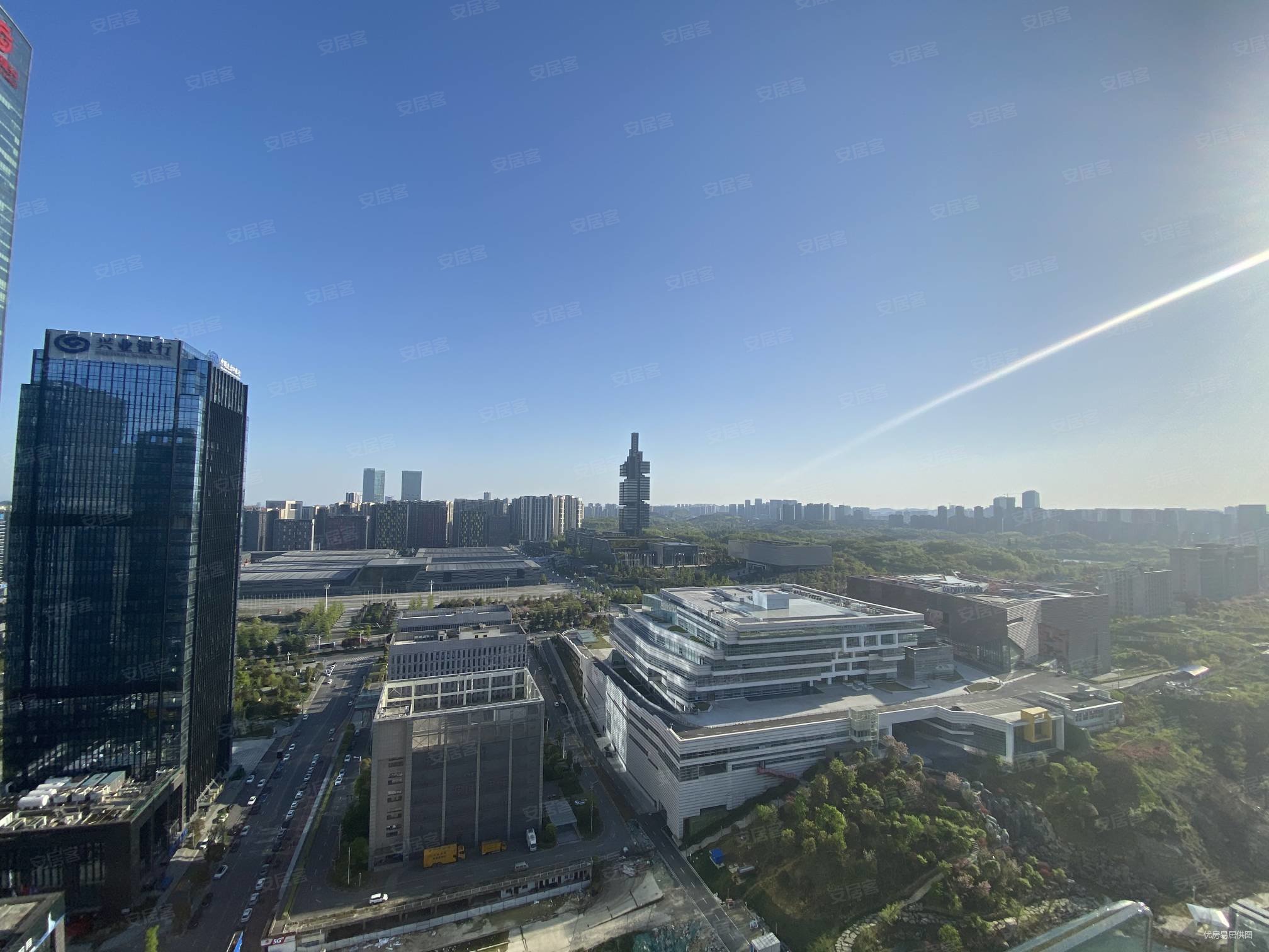 中天铭廷天际大平层俯瞰金融城及观山湖公园