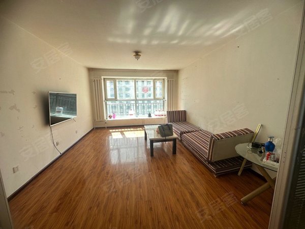 西宁城北柴达木路九号公馆一楼 萨尔斯堡旁九号公馆简装三室空房可