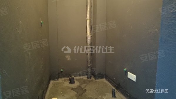 中国铁建国际城3室2厅2卫220㎡南北133万