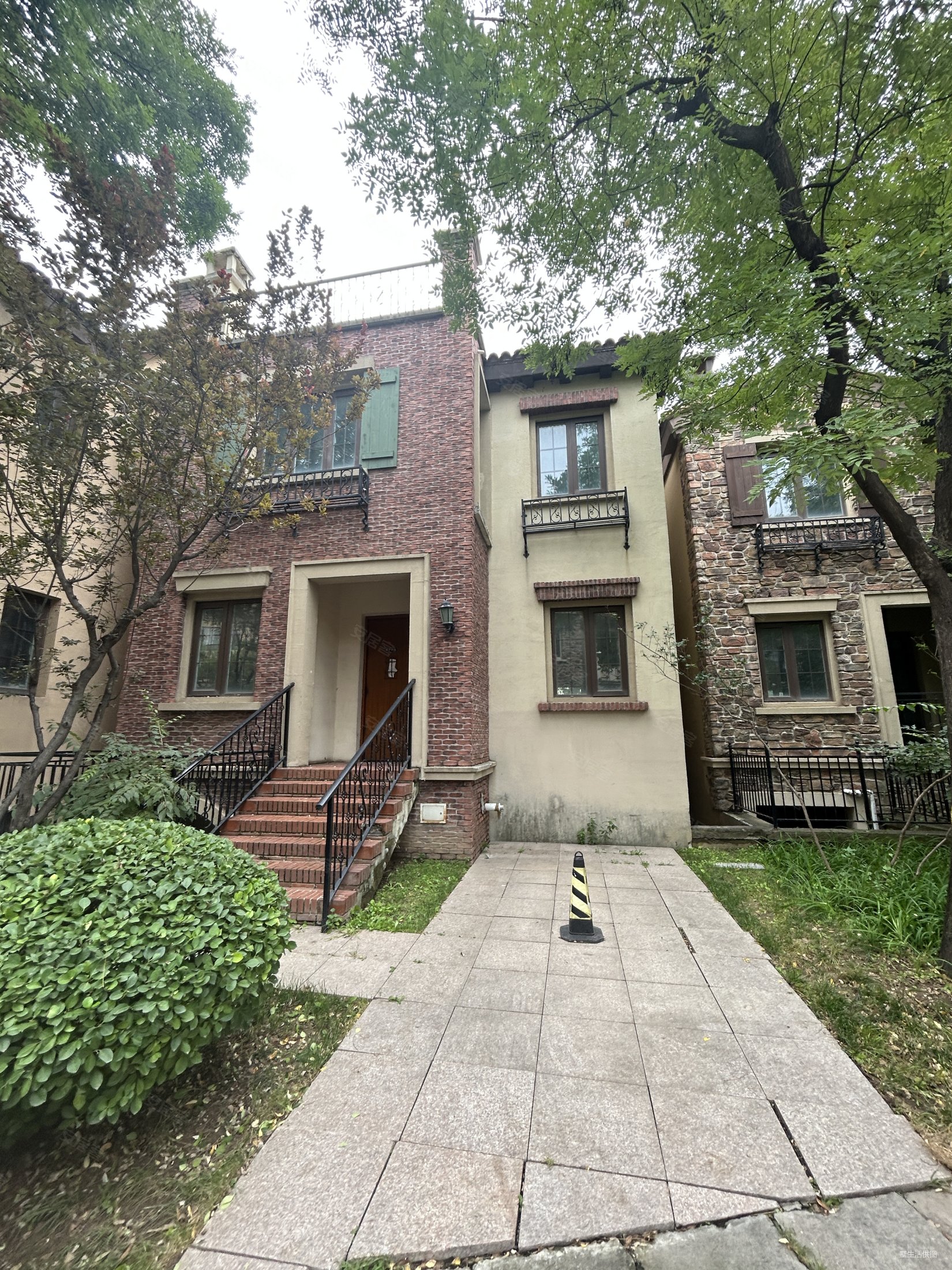 龙湖溪岸南区别墅 北入户南花院 三层南北双阳台 门前可停2车