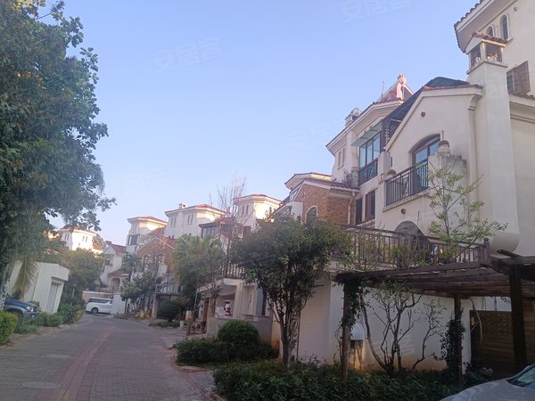 昆明西山滇池度假区滇池卫城微风岛滇池卫城微风岛 合院别墅 简单装修