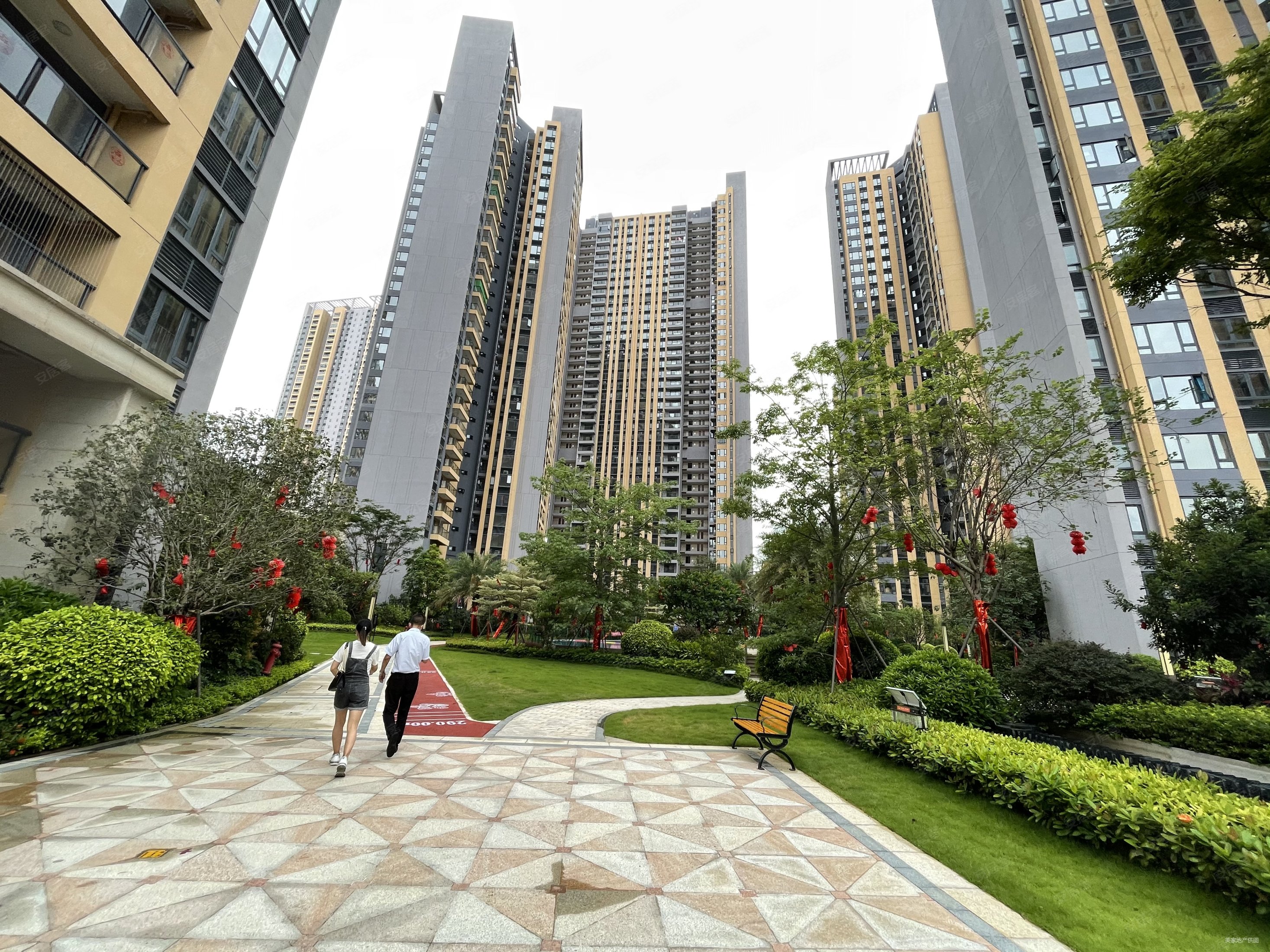 新出 金御雅园 3房2卫 满五 红本在手 有钥匙,平湖佳兆业广场二手房