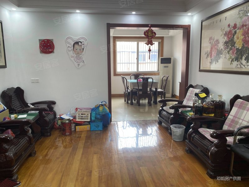 大统华旁金沙花园121平,三开间朝南,有车库,装修保养好