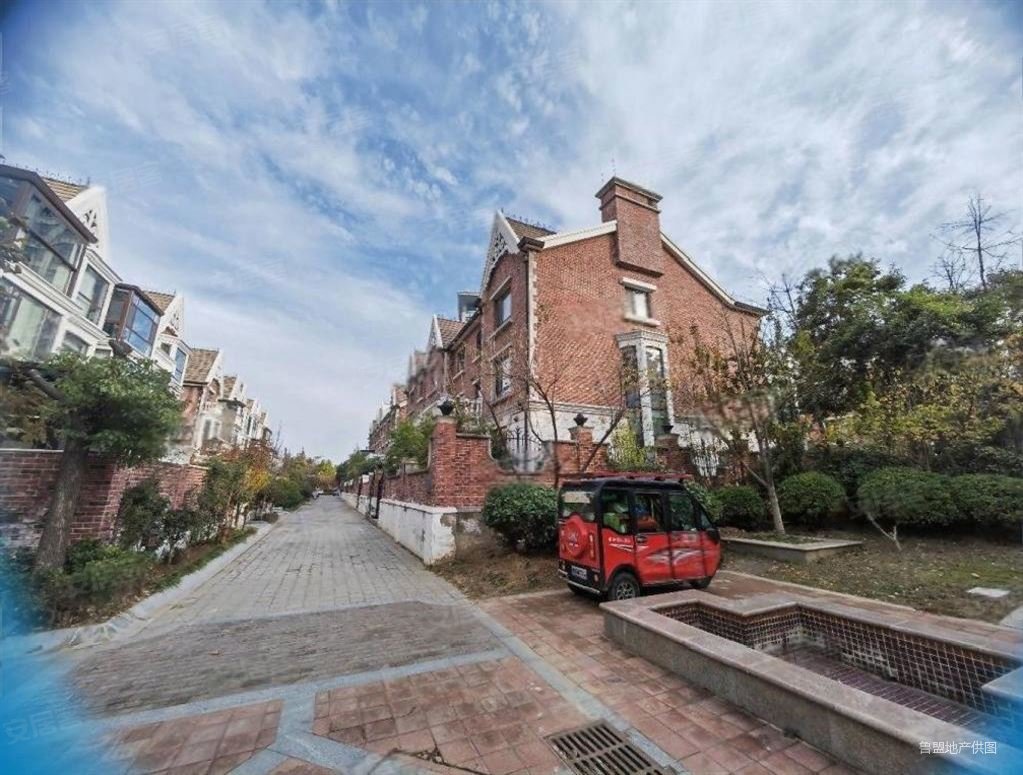 随时看房,鼎峰英伦花园二手房,720万,5室2厅,3卫,310平米