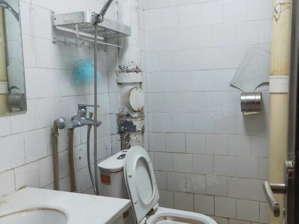 楚雄楚雄市老城区烟厂生活区(航空路)老烟厂生活区3楼2室精装修带部分家具,小区内停车方便!出租房源真实图片