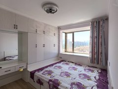 龙口南山丁冇街集体供暖,卧室朝南带柜子,客厅可以当卧室有个榻榻米,一个空调出租房源真实图片
